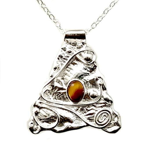 Petit pendentif artisanal avec une pierre fine.