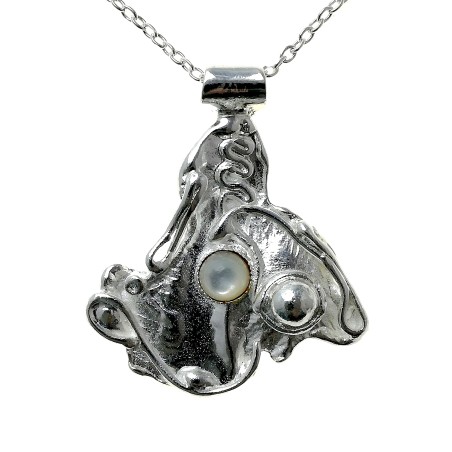 Pendentif avec la nacre-bijou artisanal et fait main.