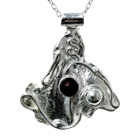 Bijoux artisanaux de qualité-petit pendentif avec grenat.