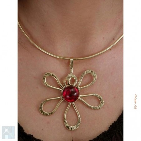 Collier fleur or sur tour du cou ouvert, bijou artisanal