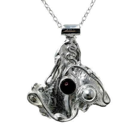Pendentif artisanal avec une pierre fine appelée grenat.