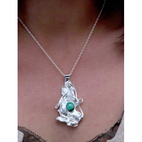 Pendentif avec une pierre fine, bijou artisanal.