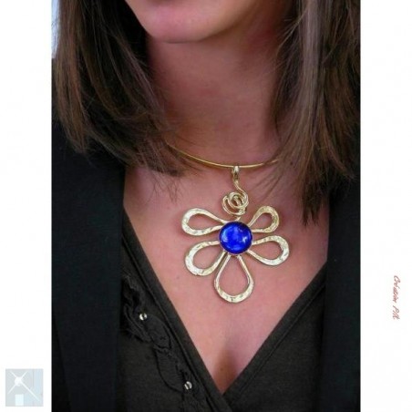 Collier fleur avec une pierre bleu saphir