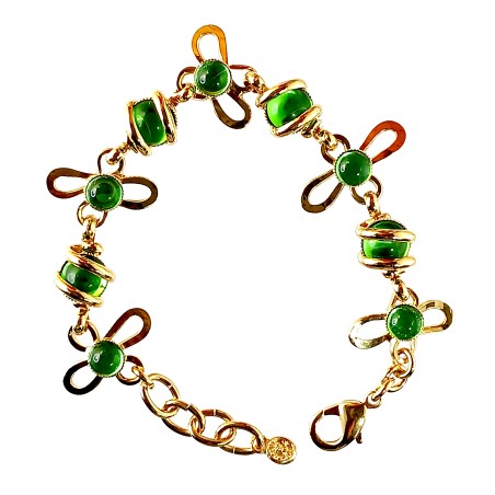 Bracelet artisanal avec des pierres vertes.