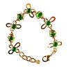 Bracelet artisanal avec des pierres vertes.