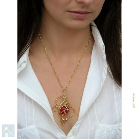 Pendentif artisanal, bijou or et rouge rubis