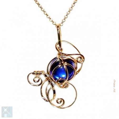 Pendentif doré pierre bleu saphir.