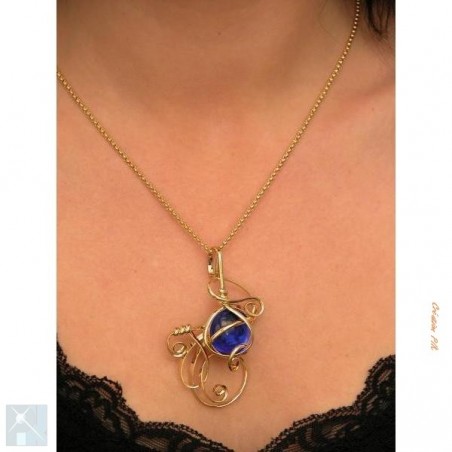 Bijou artisanal-pendentif doré bleu foncé.