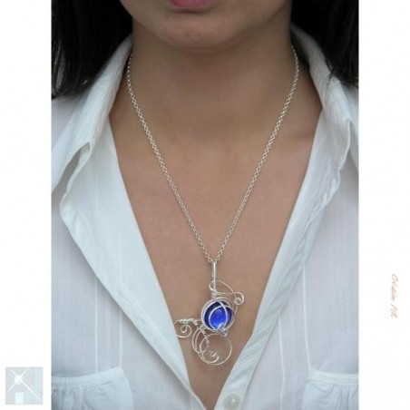 Pendentif de couleur bleu clair. Bijou pour femme.