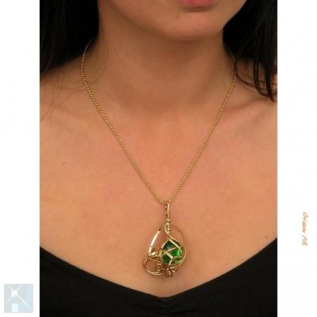 Pendentif doré sur chaine avec un cabochon vert péridot.