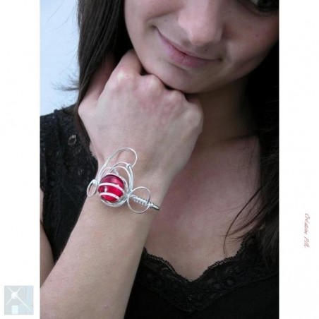 Bracelet plaqué argent avec une pierre rouge. Bijou fantaisie fabriqué en France.