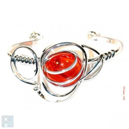 Création originale made in France. Bracelet en argent plaqué avec un cabochon rouge.