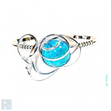 Bijou argent avec une pierre bleu clair. Bracelet de créateur français.