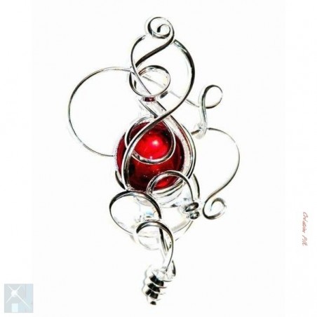 Broche avec l'attache sécurisée. Elle est faite à la main par un artisan d'art.