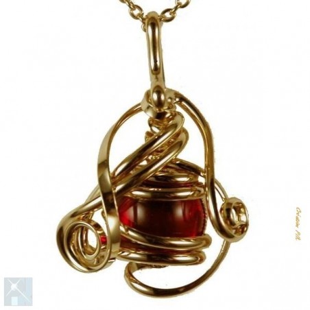 Très joli petit pendentif avec un cabochon rouge rubis. Bijou artisanal made in France.