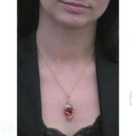 Pendentif doré avec une pierre rouge rubis. Bijou à adopter au quotidien.