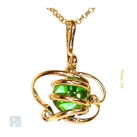 Pendentif doré avec une perle verte