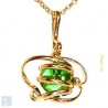 Pendentif doré avec une perle verte