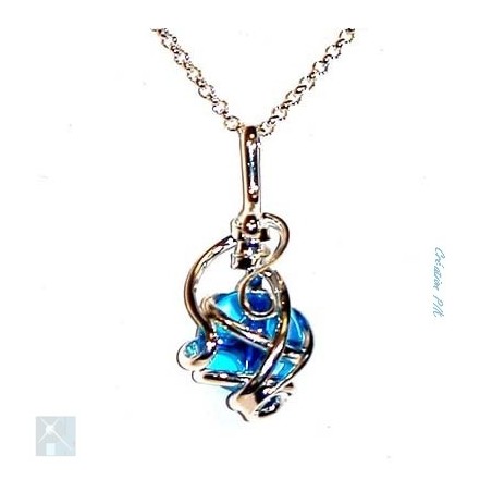 Pendentif de petite taille, bijou fantaisie moderne et délicat