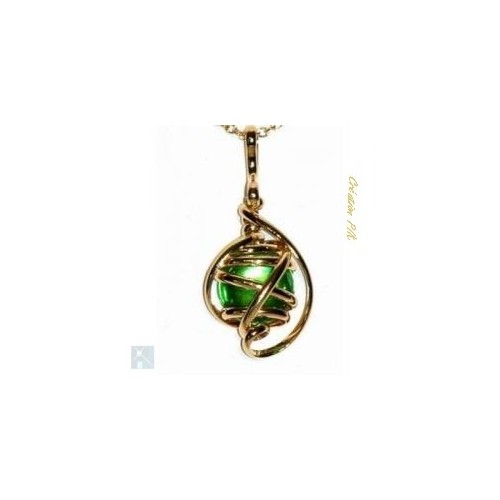 Petit pendentif artisanal de couleur or et vert péridot.