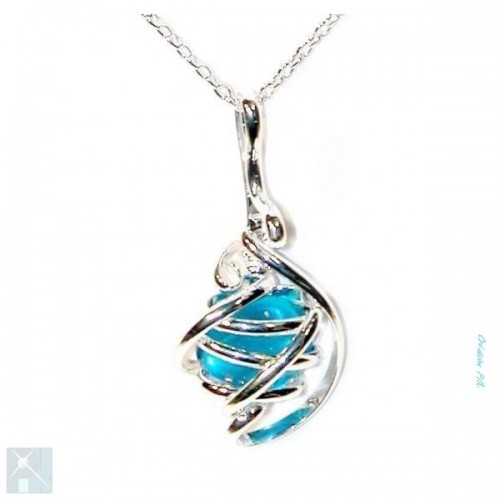 Pendentif argent fait main de couleur bleue claire.