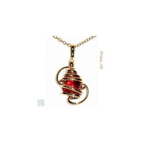 petit pendentif doré rouge rubis.