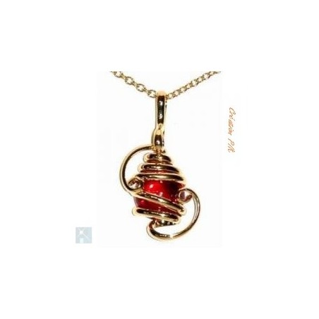 Petit bijou doré, pendentif de création artisanale