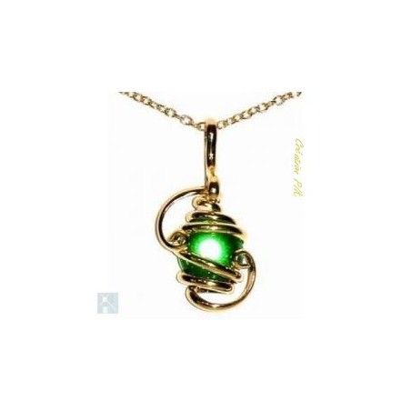 Petit pendentif doré vert clair.