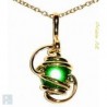 Petit pendentif doré vert clair.