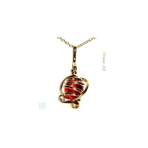 Pendentif doré de petite taille rouge rubis.