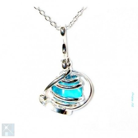 Petit pendentif fantaisie fait main, bleu clair.