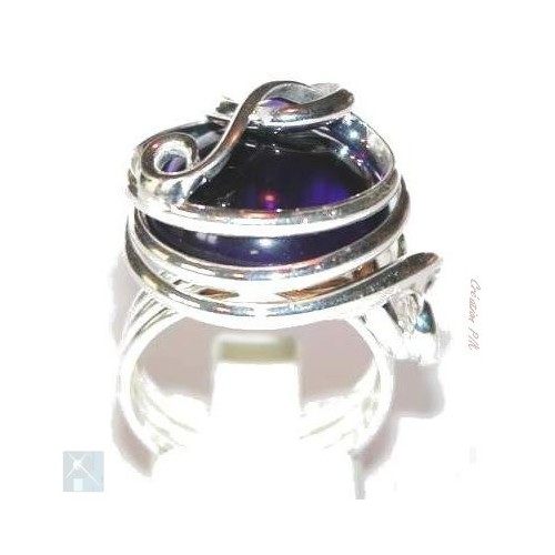 On aime l'association de l'argent et l'éclat du violet qui font de cette bague un bijou de fête.