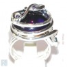 On aime l'association de l'argent et l'éclat du violet qui font de cette bague un bijou de fête.