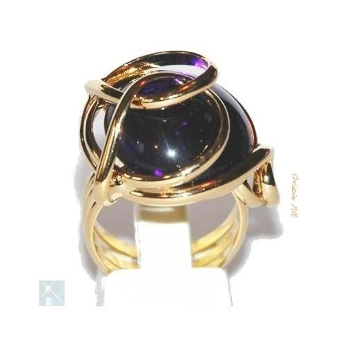 Bague en verre teinté de couleur violet améthyste qui se distingue par ses éclats intermittents nés de la lumière.