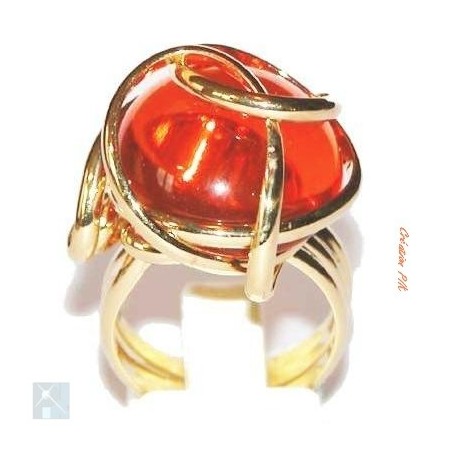 Coup de coeur pour cette bague en fils de laiton doré rehaussée d'un strass en verre teinté de couleur orange.