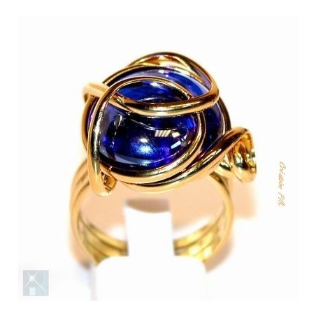 Cette bague vous ravira par la simplicité et le raffinement de ses lignes et par sa couleur rappelant le saphir.