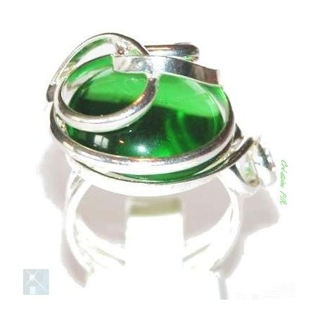 Bague de couleur vert péridot qui saura vous ravir par la distinction de ses formes.