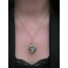 Petit pendentif artisanal avec un cabochon en verre de couleur bleue claire d'une remarquable transparance