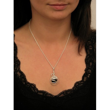 Petit pendentif argent-noir.