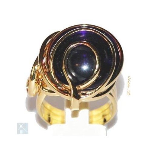 Très grande bague fantaisie violette.