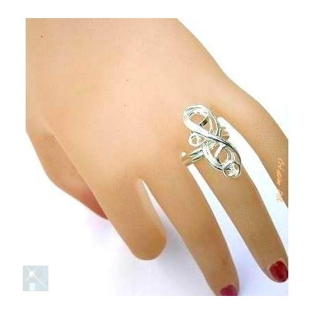 Bague artisanale en fil argent.