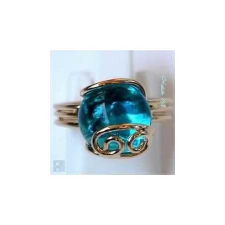 Petite bague fantaisie dorée, bleue claire.