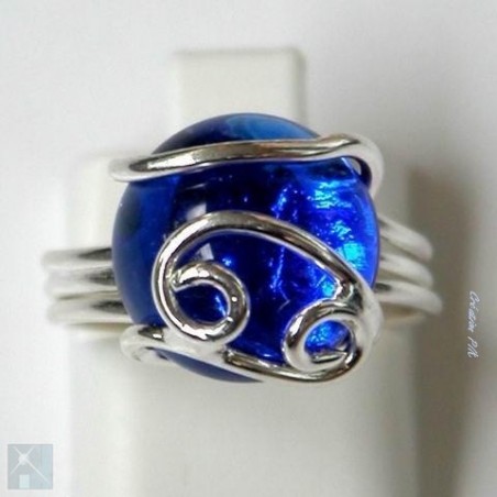 Petite bague fantaisie argent et bleue.