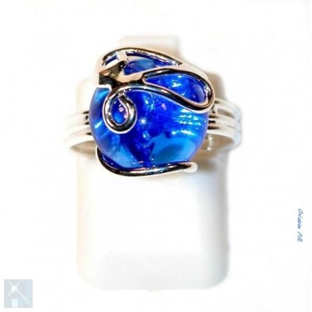 Bague de créateur. Bijou plaqué argent avec un strass bleu.