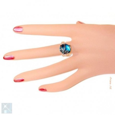 Jolie bague bleue.