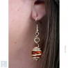 Boucles d'oreilles orange.