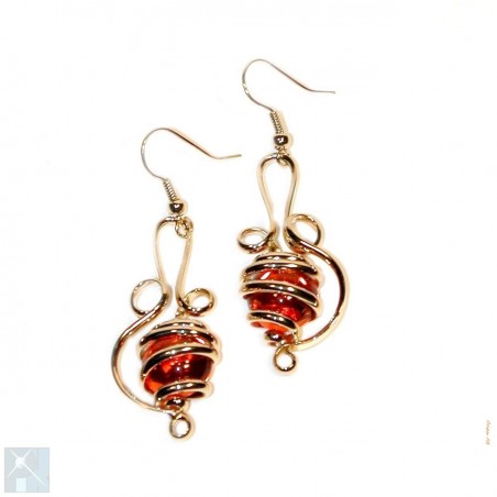 Boucles d'oreilles dorées, création de bijoux artisanaux.