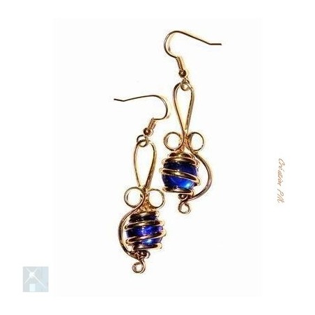 Boucles d'oreilles bleues.