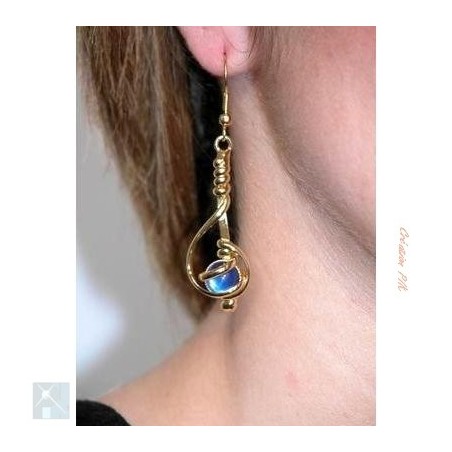 Boucles d'oreilles fantaisie en fil-bleu saphir. 