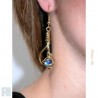 Boucles d'oreilles fantaisie en fil-bleu saphir. 